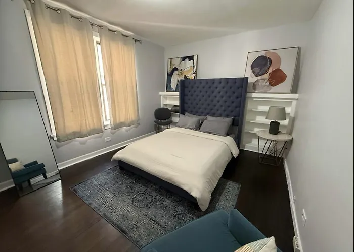 2 Bedroom Near U Campus & The Lakefront!