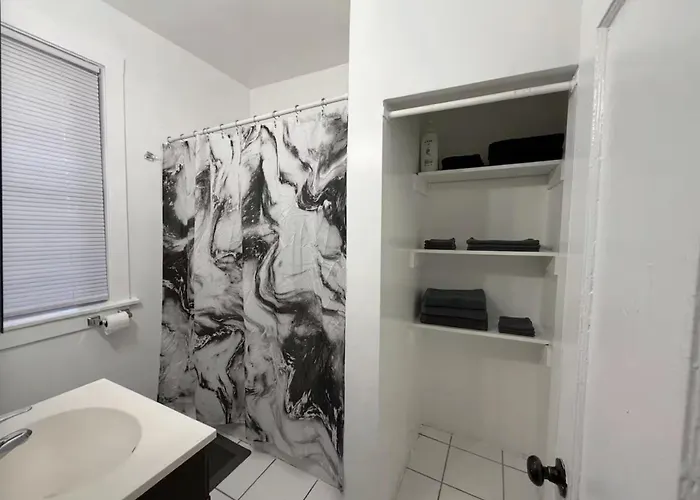 2 Bedroom Near U Campus & The Lakefront! * Chicago